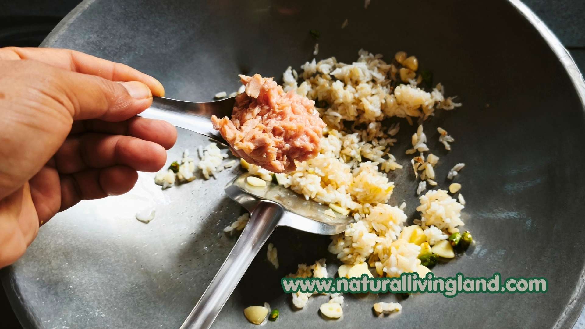 ผัดข้าวไม่ให้ติดกระทะ