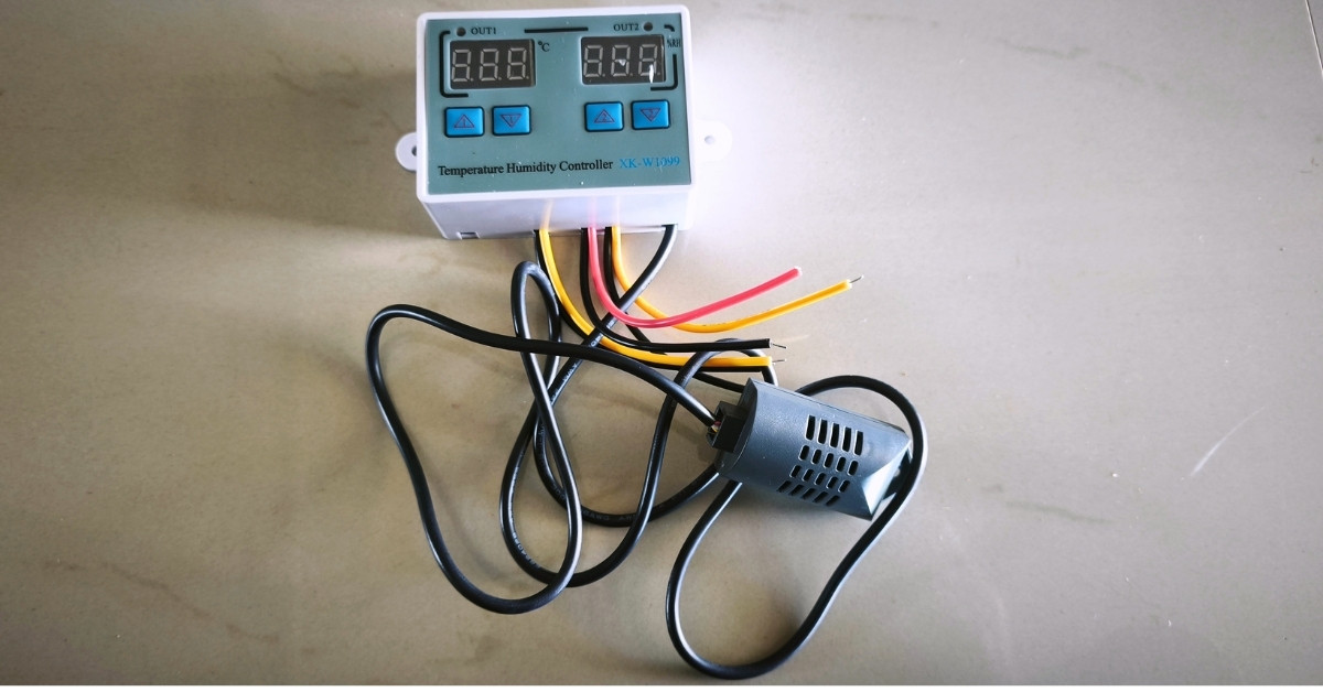 ตัวควบคุมอุณหภูมิและความชื้นแบบอัตโนมัติ