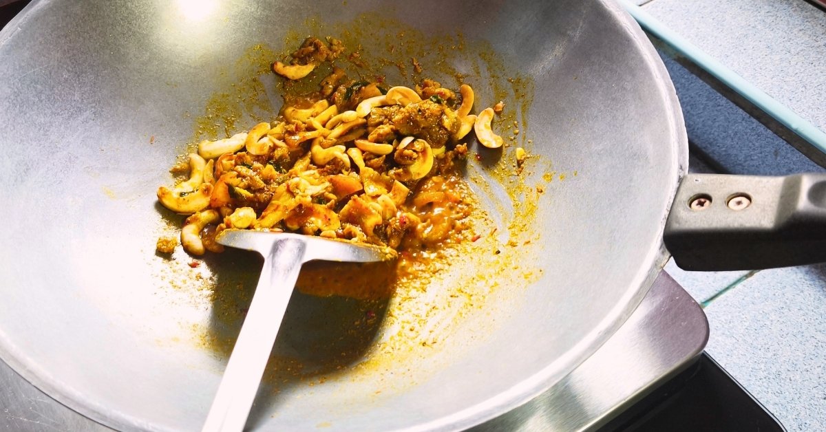 เม็ดมะม่วงผัดพริกแกง